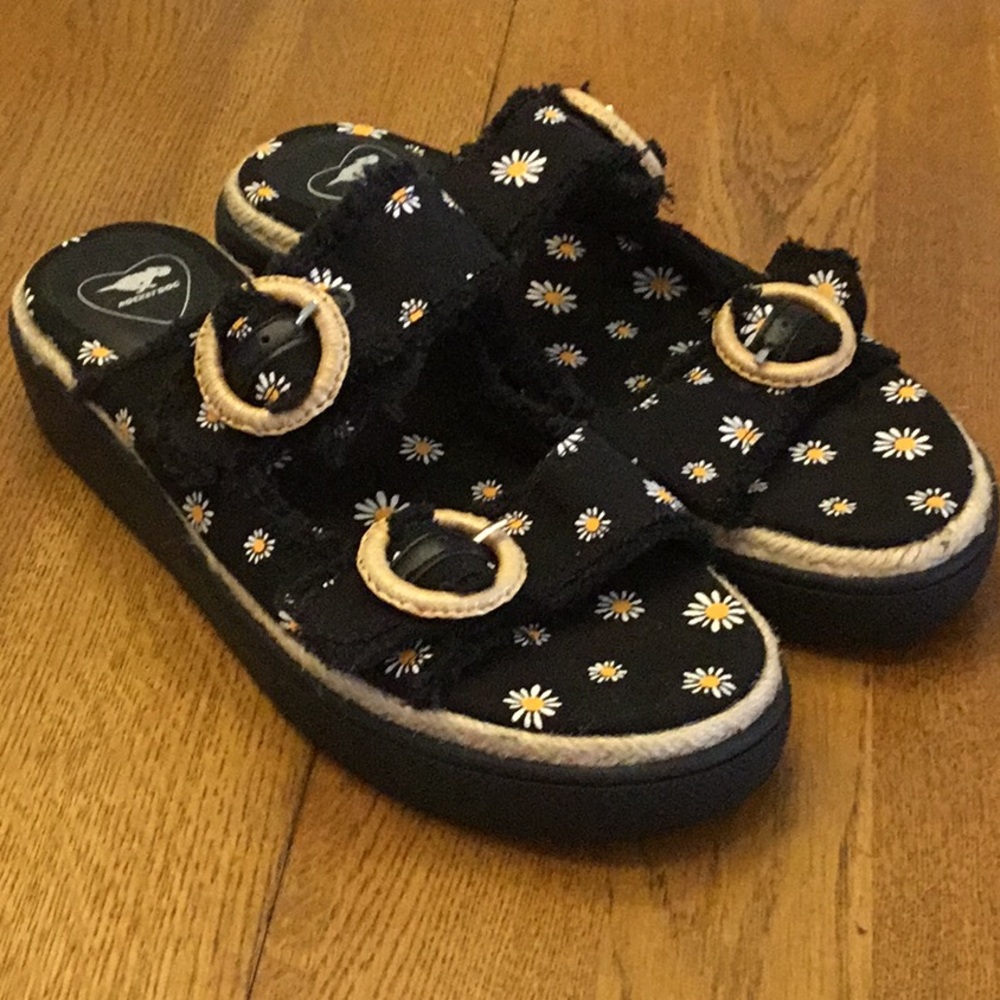 Woman’s Rocket Dog black fabric with daisies slip on sandal. Size 8.5. New!